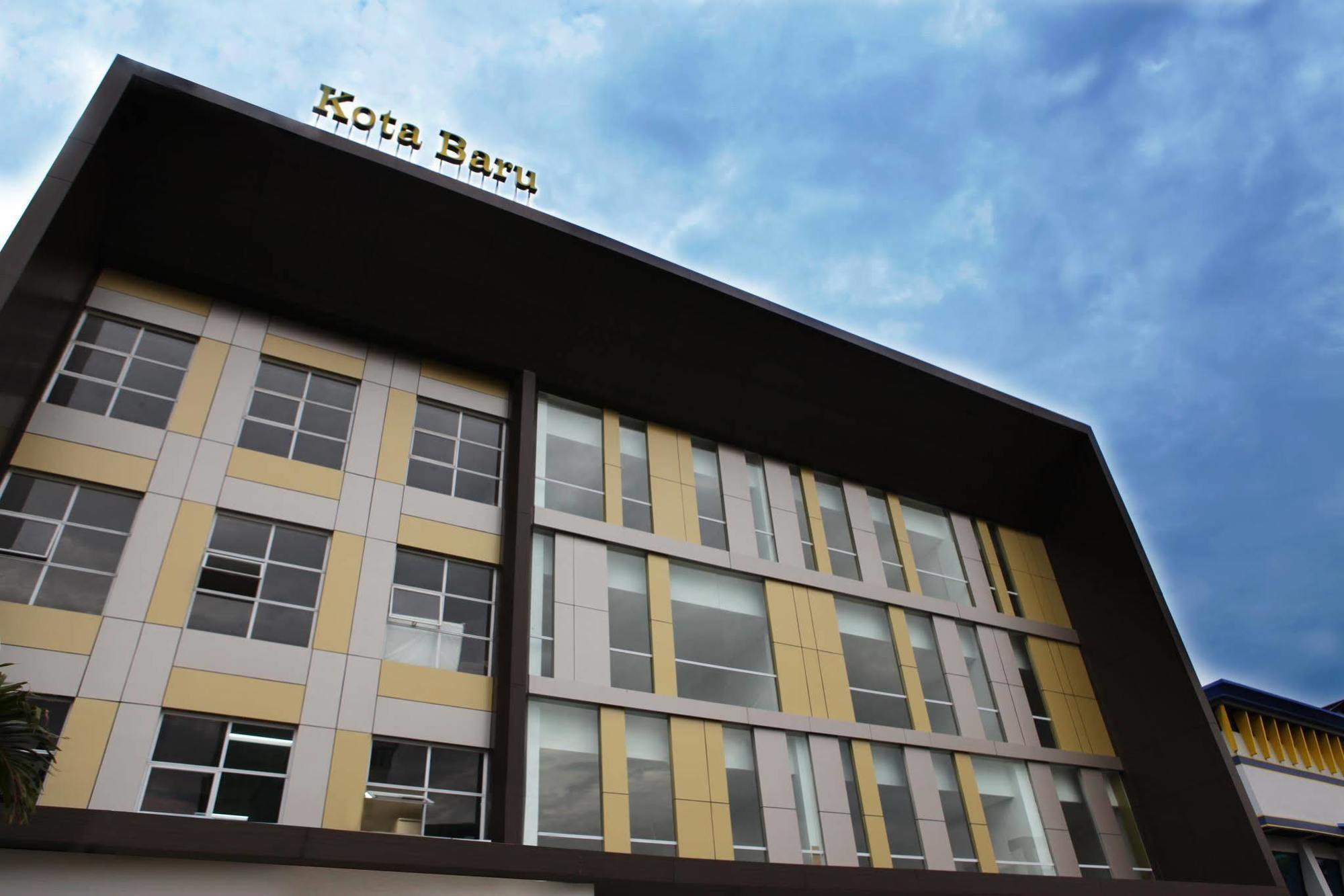 Maestro Hotel Kota Baru Pontianak Buitenkant foto