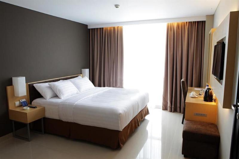 Maestro Hotel Kota Baru Pontianak Buitenkant foto